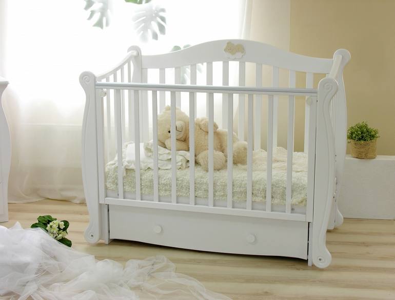 Чем укомплектовать кроватку новорожденного?
